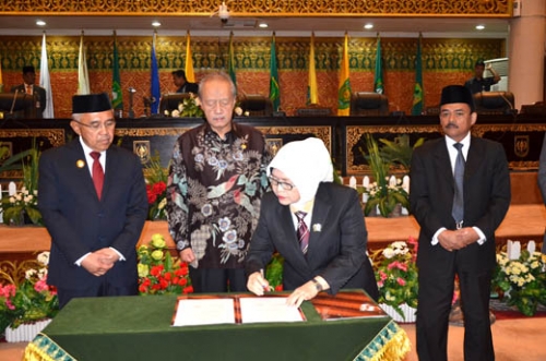  DPRD Riau  Gelar Rapat Paripurna Istimewa Tentang  Penyerahan LHP BPK RI APBD Riau 2016